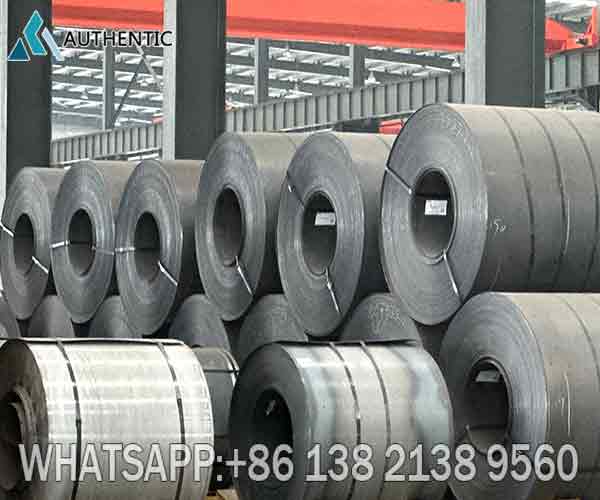 Grand stock de bobines d'acier laminé à froid et laminé à chaud dans notre entrepôt de Tianjin, prêtes pour l'inspection SGS.